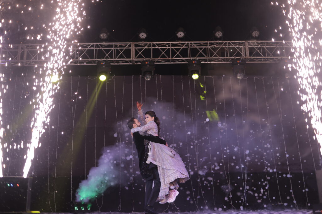 the dance pose wedclcik