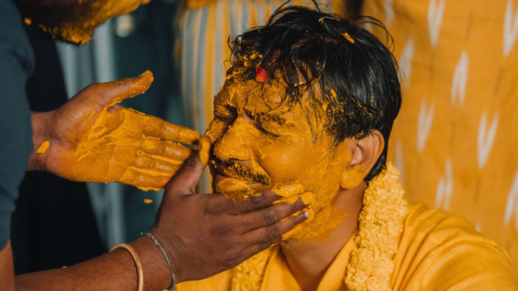 Yaari Dosti Shaadi - Wedding pictures you MUST take with friends! | Haldi  ceremony outfit, Bride photography poses, Bridal photography poses