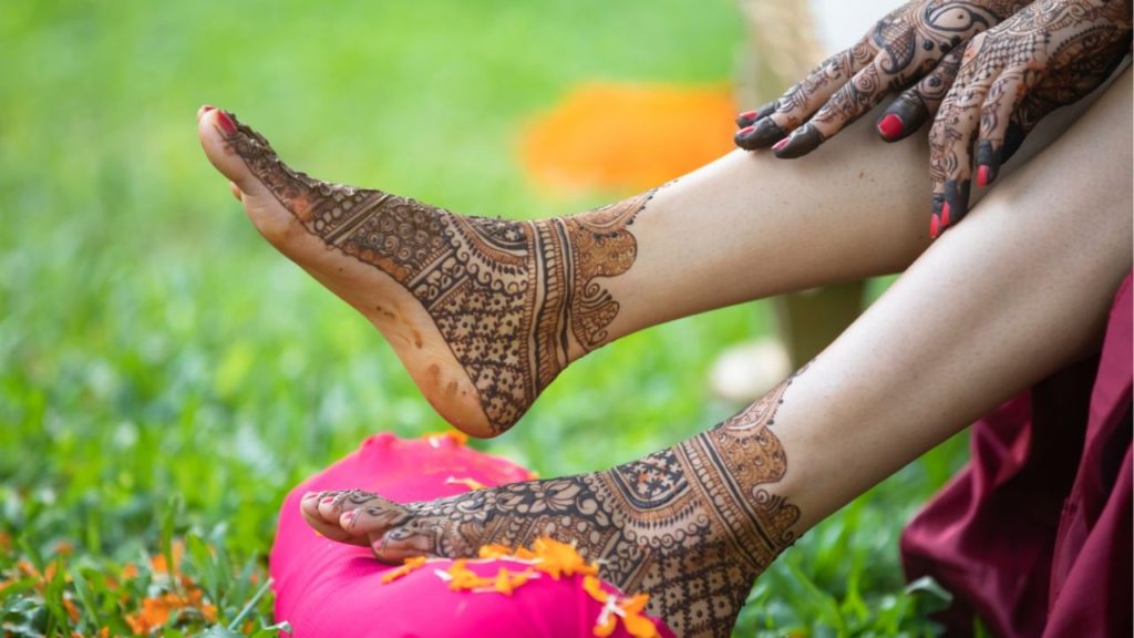 MehndiPoseAlerts: Poses with Mehndi that you must Bookmark! - GetYourVenue  - Blog