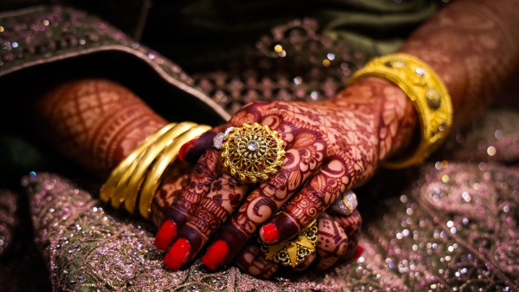 Pakistani & Indian bride wedding making a heart shape her hand style and  beautiful Mehndi design Stock Photo - Alamy