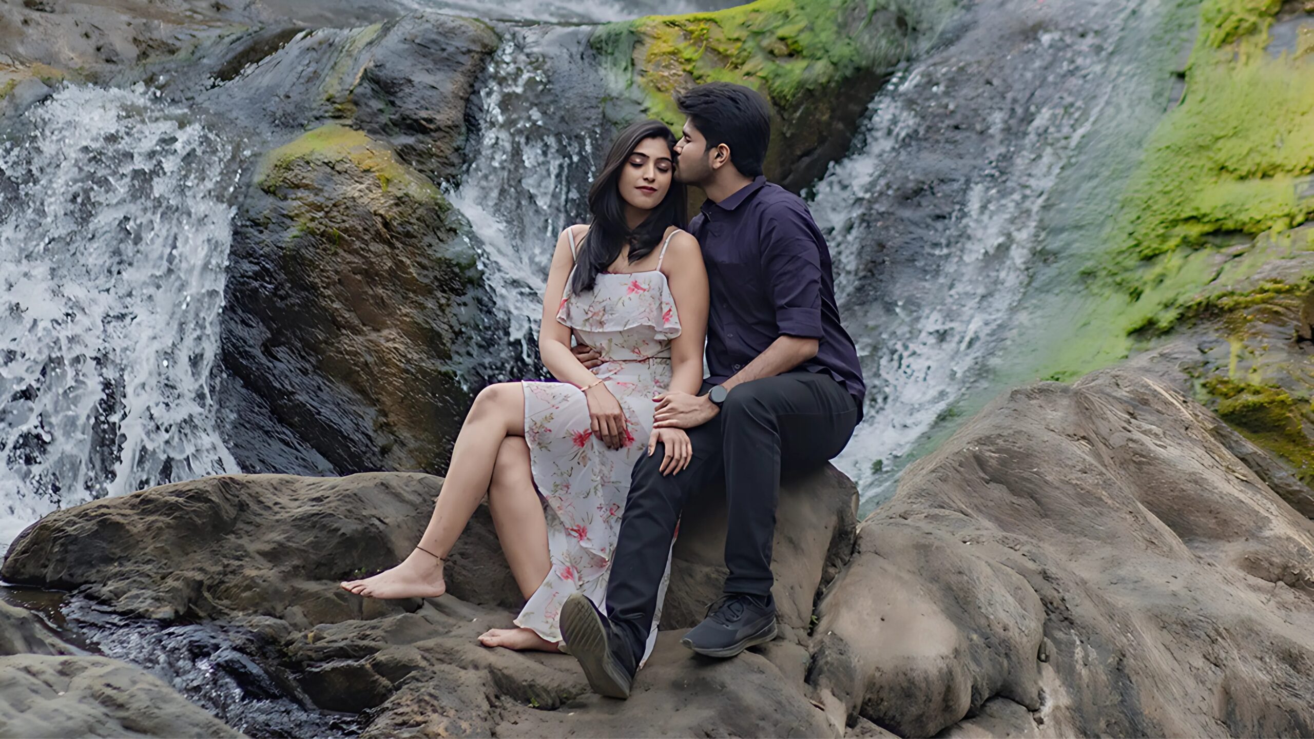Blog Pre-Wedding Shoots in Monsoon Challenges & Creative Ideas || Pre-Wedding Photoshoot in Monsoon